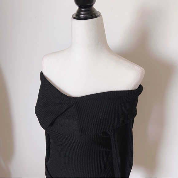 Off-shoulder sexy thin sweater. Black colour Only. 99%new condition. - Picture 3 of 10
